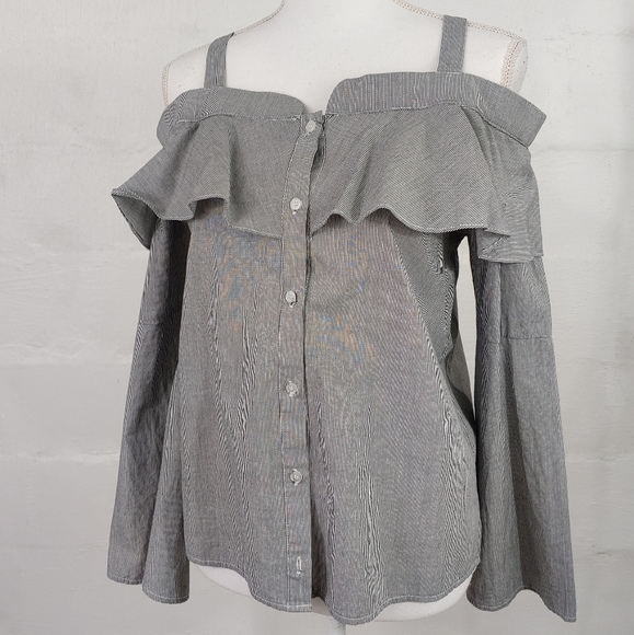 TROUVE BUTTON FRONT COLD SHOULDER TOP - Picture 12 of 13